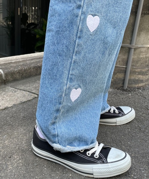 HELLO.SANFRANCISCO（ハローサンフランシスコ）の「【HELLO.SANFRANCISCO/ハローサンフランシスコ】サイドハート刺繍フレアデニムパンツ（デニムパンツ・レディース・ブルー・FREE）」の4枚目の写真