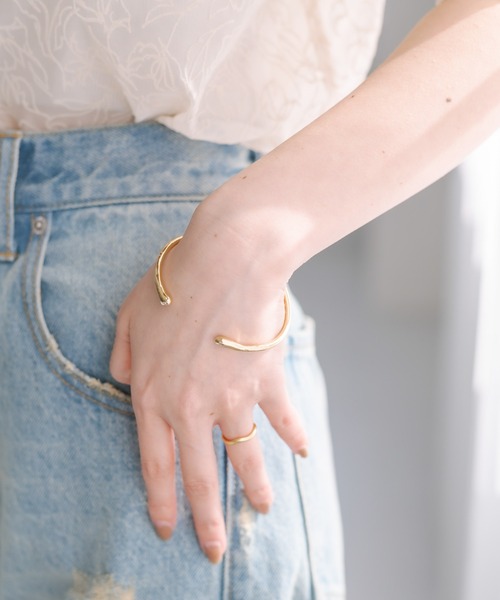 mystic（ミスティック）の「[Eau] wave bangle（バングル/リストバンド・レディース・ゴールド/シルバー・ONE SIZE）」の4枚目の写真