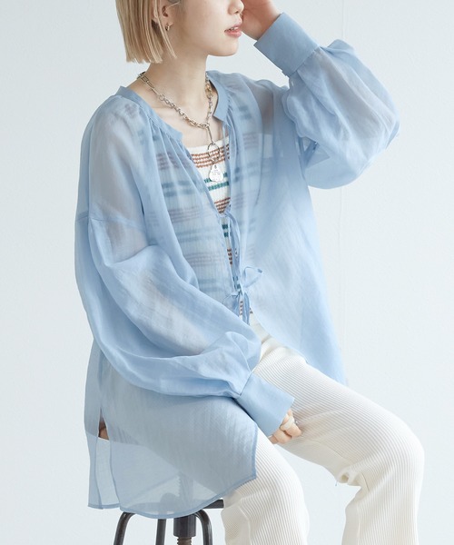 w closet(ダブルクローゼット)の「【前後2WAY】リボンシアーシャツ(シャツ/ブラウス・レディース・オフホワイト/サックスブルー/グレイッシュベージュ・FREE)」の3枚目の写真
