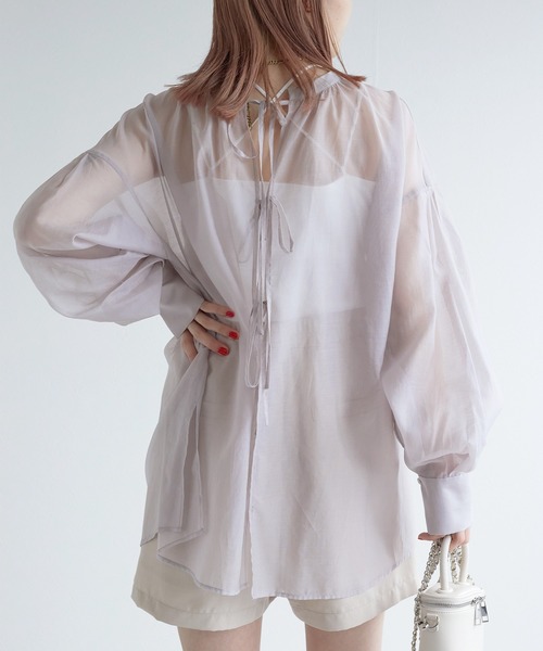 w closet(ダブルクローゼット)の「【前後2WAY】リボンシアーシャツ(シャツ/ブラウス・レディース・オフホワイト/サックスブルー/グレイッシュベージュ・FREE)」の2枚目の写真