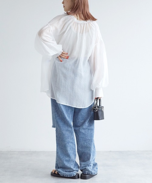 w closet(ダブルクローゼット)の「【前後2WAY】リボンシアーシャツ(シャツ/ブラウス・レディース・オフホワイト/サックスブルー/グレイッシュベージュ・FREE)」の4枚目の写真