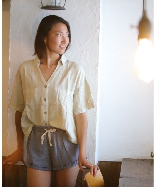 rip curl(リップカール)の「【RIPCURL(リップカール)】レディースプレミアムリネン半袖シャツ PREMIUM LINEN SHIRT(シャツ/ブラウス・レディース・オフホワイト/バイオレット・MEDIUM/SMALL/X-SMALL)」の2枚目の写真
