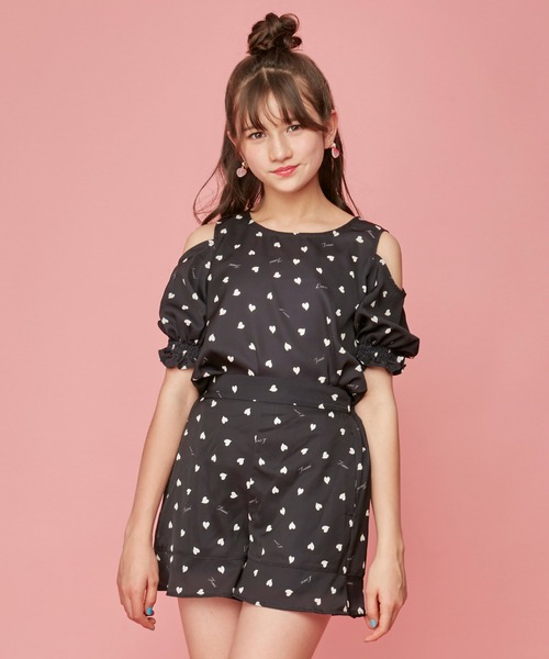 JENNI love(ジェニィラブ)の「ハート総柄肩あきブラウス(シャツ/ブラウス・キッズ・ブラック/アイボリー・150cm/130cm/140cm/160cm)」の2枚目の写真