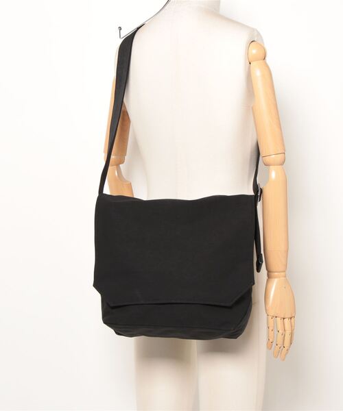 Hender Scheme（エンダースキーマ）の「flap shoulder small