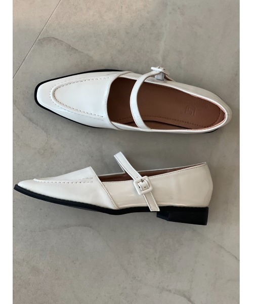 Birthday room（バースデイルーム）の「ストラップ付フラットパンプス（ドレスシューズ・レディース・ブラック/アイボリー・24.5/23.5）」の4枚目の写真