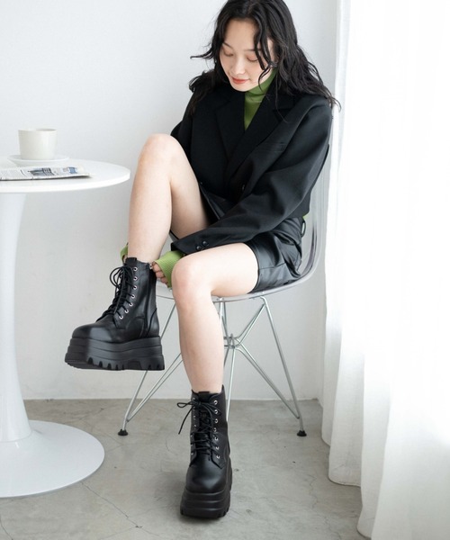 WEGO(ウィゴー)の「WEGO/ボリュームレースアップショートブーツ(ブーツ・レディース・ブラック・MEDIUM/LARGE)」の2枚目の写真