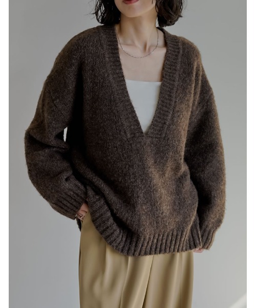 Re:EDIT（リエディ）の「[新色追加][お気に入り数1.1万突破！]深Vネック起毛MIXブークレニットトップス（ニット/セーター・レディース・ブラック/ベージュ/ブルー/チャコールグレー/ライトブルー/グリーン/ブラウン・LARGE/MEDIUM）」の3枚目の写真