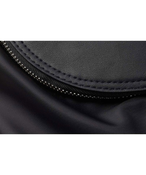 IEDIT（イディット）の「Ｙ’ＳＡＣＣＳ×ＩＥＤＩＴ　ショルダーにもなるミニサイズリュック〈ブラック〉（バックパック/リュック・レディース・ブラック・ONE SIZE）」の4枚目の写真