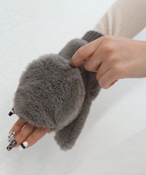 DAY CLOSET（デイ クローゼット）の「【スマホ対応/2WAY/指なしorミトン】もこもこファー指カバー付き手袋 レディース（手袋・レディース・アイボリー/ピンク/ベージュ/ブラック/グレイッシュベージュ/ブルーグレー/ネイビー/ライトグレー・ONE SIZE）」の11枚目の写真