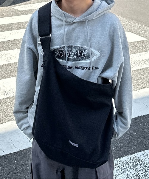 ADAMASTE（アダマスト）の「ビッグキャンバスショルダーバッグ/ニュースペーパーバッグ（ショルダーバッグ・メンズ・ブラック/アイボリー・FREE）」の6枚目の写真