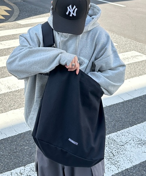 バーバリーのキャンバスショルダーバッグ パイピングキャンバスポストマンショルダーバッグ（ショルダー