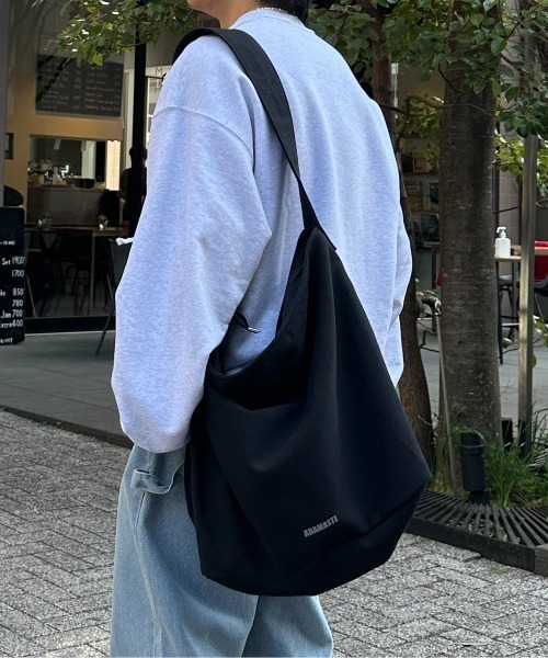 ADAMASTE（アダマスト）の「ビッグキャンバスショルダーバッグ/ニュースペーパーバッグ（ショルダーバッグ・メンズ・ブラック/アイボリー・FREE）」の9枚目の写真