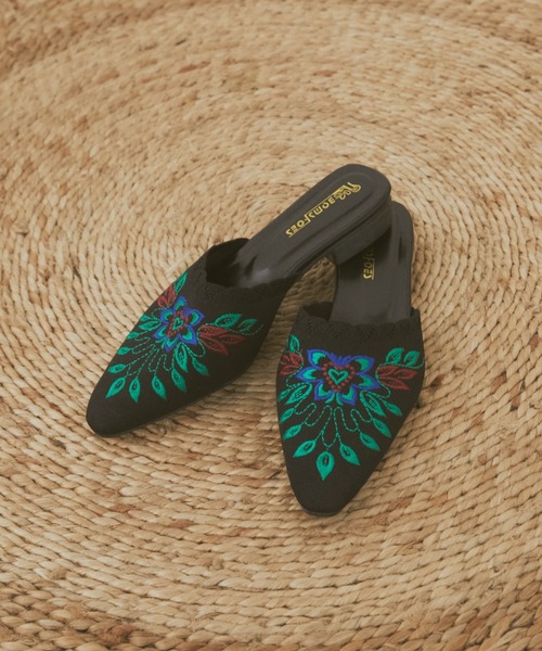 MERLOT（メルロー）の「刺繍ポインテッドトゥフラットサンダル（サンダル・レディース・ベージュ/ブラック・S/M/L）」の2枚目の写真