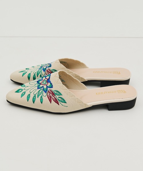 MERLOT（メルロー）の「刺繍ポインテッドトゥフラットサンダル（サンダル・レディース・ベージュ/ブラック・S/M/L）」の4枚目の写真