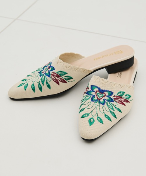 MERLOT（メルロー）の「刺繍ポインテッドトゥフラットサンダル（サンダル・レディース・ベージュ/ブラック・S/M/L）」の7枚目の写真
