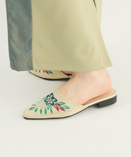 MERLOT（メルロー）の「刺繍ポインテッドトゥフラットサンダル（サンダル・レディース・ベージュ/ブラック・S/M/L）」の10枚目の写真