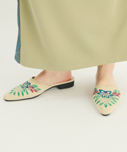 MERLOT（メルロー）の「刺繍ポインテッドトゥフラットサンダル（サンダル・レディース・ベージュ/ブラック・S/M/L）」の9枚目の写真