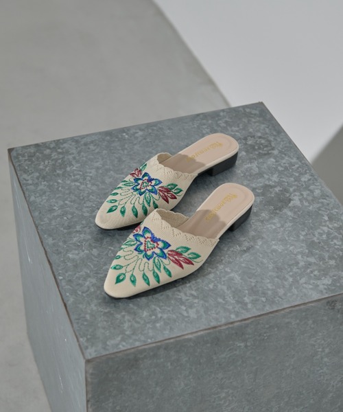 MERLOT（メルロー）の「刺繍ポインテッドトゥフラットサンダル（サンダル・レディース・ベージュ/ブラック・S/M/L）」の11枚目の写真