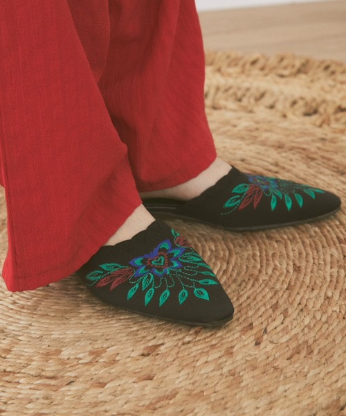 MERLOT（メルロー）の「刺繍ポインテッドトゥフラットサンダル（サンダル・レディース・ベージュ/ブラック・S/M/L）」の12枚目の写真