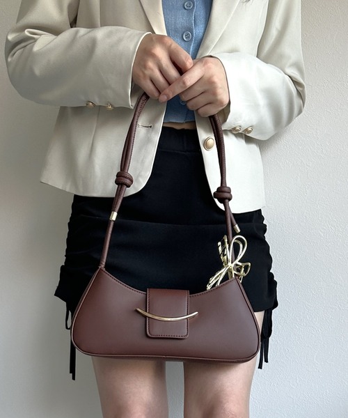 Silly（シリー）の「【コーデに取り入れやすくてオールシーズン使える！】ゴールドバックルショルダーバッグ（ショルダーバッグ・レディース・ブラック/ホワイト/ピンク/ブラウン・FREE）」の4枚目の写真