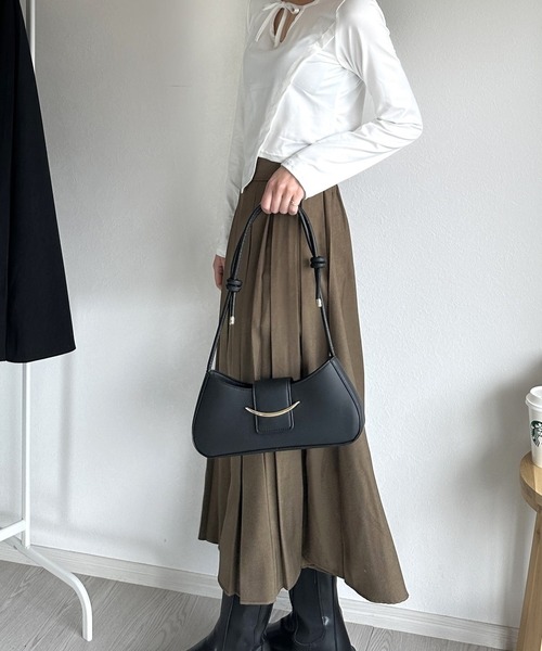 Silly（シリー）の「【コーデに取り入れやすくてオールシーズン使える！】ゴールドバックルショルダーバッグ（ショルダーバッグ・レディース・ブラック/ホワイト/ピンク/ブラウン・FREE）」の13枚目の写真