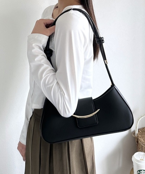 Silly（シリー）の「【コーデに取り入れやすくてオールシーズン使える！】ゴールドバックルショルダーバッグ（ショルダーバッグ・レディース・ブラック/ホワイト/ピンク/ブラウン・FREE）」の12枚目の写真