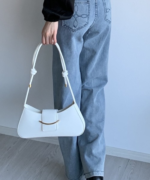 Silly（シリー）の「【コーデに取り入れやすくてオールシーズン使える！】ゴールドバックルショルダーバッグ（ショルダーバッグ・レディース・ブラック/ホワイト/ピンク/ブラウン・FREE）」の19枚目の写真