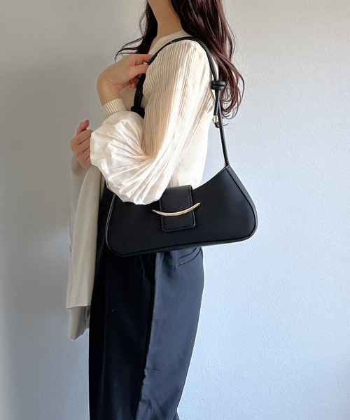 Silly（シリー）の「【コーデに取り入れやすくてオールシーズン使える！】ゴールドバックルショルダーバッグ（ショルダーバッグ・レディース・ブラック/ホワイト/ピンク/ブラウン・FREE）」の11枚目の写真