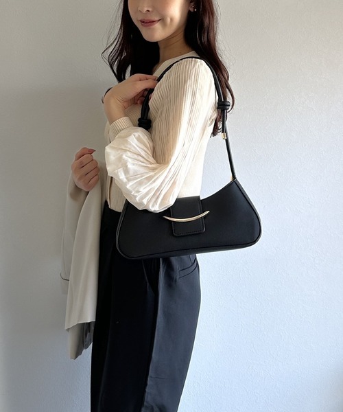 Silly（シリー）の「【コーデに取り入れやすくてオールシーズン使える！】ゴールドバックルショルダーバッグ（ショルダーバッグ・レディース・ブラック/ホワイト/ピンク/ブラウン・FREE）」の10枚目の写真