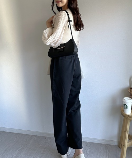 Silly（シリー）の「【コーデに取り入れやすくてオールシーズン使える！】ゴールドバックルショルダーバッグ（ショルダーバッグ・レディース・ブラック/ホワイト/ピンク/ブラウン・FREE）」の7枚目の写真