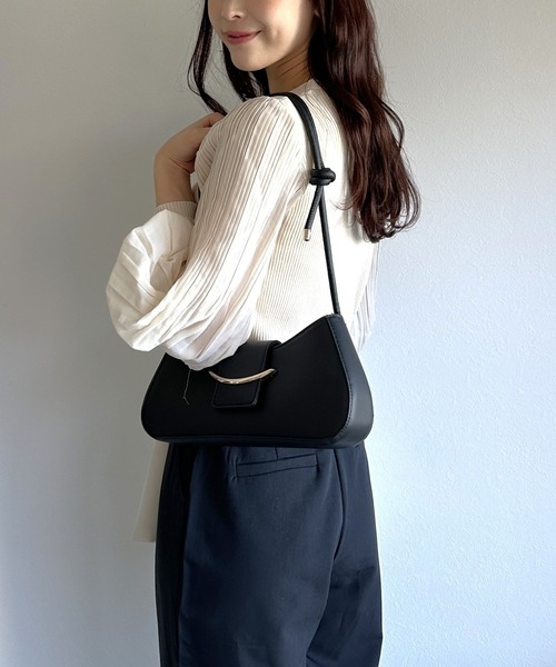 Silly（シリー）の「【コーデに取り入れやすくてオールシーズン使える！】ゴールドバックルショルダーバッグ（ショルダーバッグ・レディース・ブラック/ホワイト/ピンク/ブラウン・FREE）」の6枚目の写真