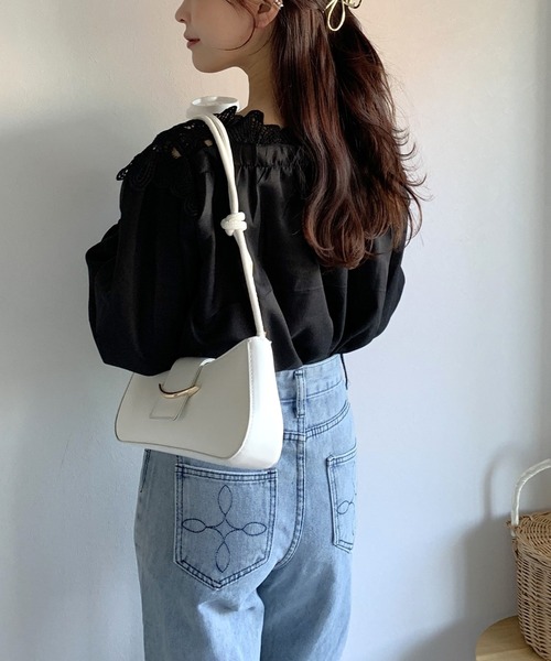 Silly（シリー）の「【コーデに取り入れやすくてオールシーズン使える！】ゴールドバックルショルダーバッグ（ショルダーバッグ・レディース・ブラック/ホワイト/ピンク/ブラウン・FREE）」の16枚目の写真