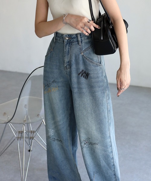 Riberry(リベリー)の「ミックスロゴプリントデニムパンツ(デニムパンツ・レディース・ブルー・MEDIUM)」の1枚目の写真