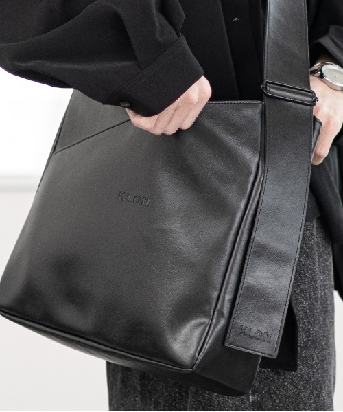 KLON（クローン）の「KLON BUTTERFLY SHOULDER BAG（ショルダーバッグ・レディース・ブラック・FREE）」の3枚目の写真