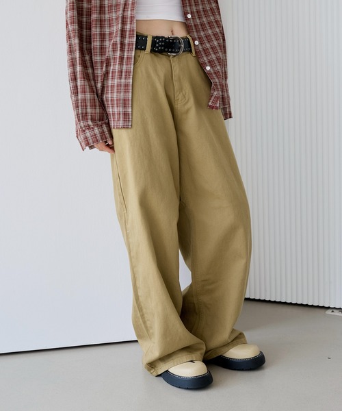 UNE MANSION(ユヌマンション)の「【男女兼用/UNISEX】【ボタンで自由にSIZE調節可能】バックボタンポイントワイドデニムパンツ(デニムパンツ・レディース・アイボリー/ブルー/ブラック/カーキ/チャコール/ベージュ/ライトブルー・LARGE/MEDIUM/SMALL)」の5枚目の写真