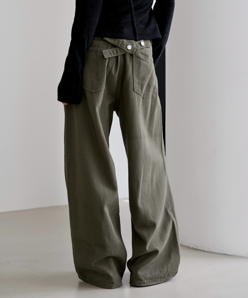 UNE MANSION(ユヌマンション)の「【男女兼用/UNISEX】【ボタンで自由にSIZE調節可能】バックボタンポイントワイドデニムパンツ(デニムパンツ・レディース・アイボリー/ブルー/ブラック/カーキ/チャコール/ベージュ/ライトブルー・LARGE/MEDIUM/SMALL)」の1枚目の写真