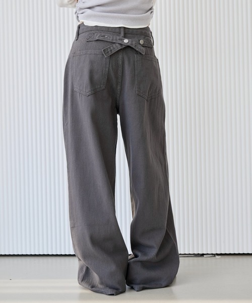 UNE MANSION(ユヌマンション)の「【男女兼用/UNISEX】【ボタンで自由にSIZE調節可能】バックボタンポイントワイドデニムパンツ(デニムパンツ・レディース・アイボリー/ブルー/ブラック/カーキ/チャコール/ベージュ/ライトブルー・LARGE/MEDIUM/SMALL)」の4枚目の写真