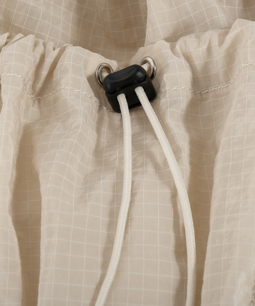 Perushu（ペルーシュ）の「ナイロン×メッシュ　3ポケットナップサック（バックパック/リュック・メンズ・ベージュ/オフホワイト/シルバー/ブラック/ダークブラウン/ライトグレー/ボルドー・FREE）」の18枚目の写真