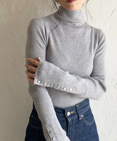 She's Closet(シーズクローゼット)の「長袖タイトハイネックリブ袖ボタンニットトップス(ニット/セーター・レディース・オレンジ/レッド/杢グレー/アイボリー/ブラック/マスタード/カーキ/ブラウン・FREE)」の4枚目の写真