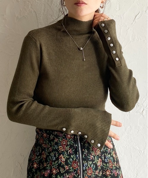 She's Closet(シーズクローゼット)の「長袖タイトハイネックリブ袖ボタンニットトップス(ニット/セーター・レディース・オレンジ/レッド/杢グレー/アイボリー/ブラック/マスタード/カーキ/ブラウン・FREE)」の5枚目の写真