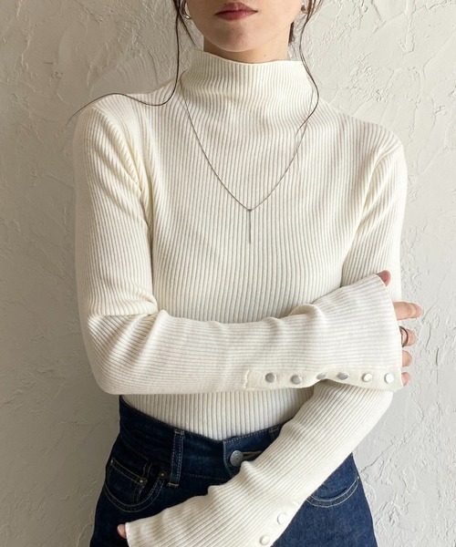 She's Closet(シーズクローゼット)の「長袖タイトハイネックリブ袖ボタンニットトップス(ニット/セーター・レディース・オレンジ/レッド/杢グレー/アイボリー/ブラック/マスタード/カーキ/ブラウン・FREE)」の2枚目の写真