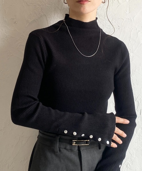 She's Closet(シーズクローゼット)の「長袖タイトハイネックリブ袖ボタンニットトップス(ニット/セーター・レディース・オレンジ/レッド/杢グレー/アイボリー/ブラック/マスタード/カーキ/ブラウン・FREE)」の3枚目の写真