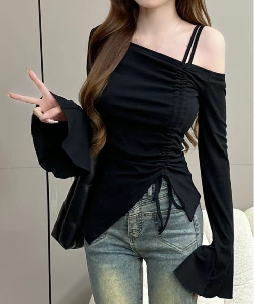 kirakiraShop(キラキラショップ)の「ワンショルダー ギャザー カットソー トップス(Tシャツ/カットソー・レディース・クリーム/ブラック・FREE)」の4枚目の写真