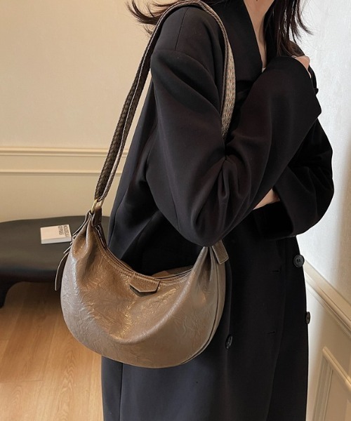 lilful（リルフル）の「パネル柄ベルトハーフムーンミニバッグ グランジ（ショルダーバッグ・レディース・ブラック/カーキ/ブラウン・F）」の8枚目の写真