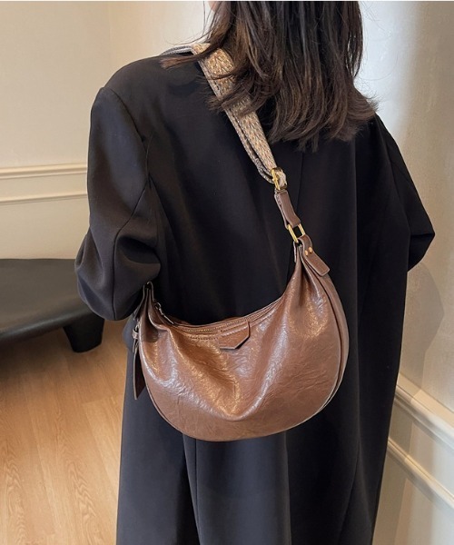 lilful（リルフル）の「パネル柄ベルトハーフムーンミニバッグ グランジ（ショルダーバッグ・レディース・ブラック/カーキ/ブラウン・F）」の7枚目の写真