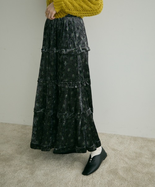 Crisp(クリスプ)の「【ZOZO限定】フラワーベロアティアードスカート(スカート・レディース・ブラック/チャコールグレー・FREE)」の2枚目の写真