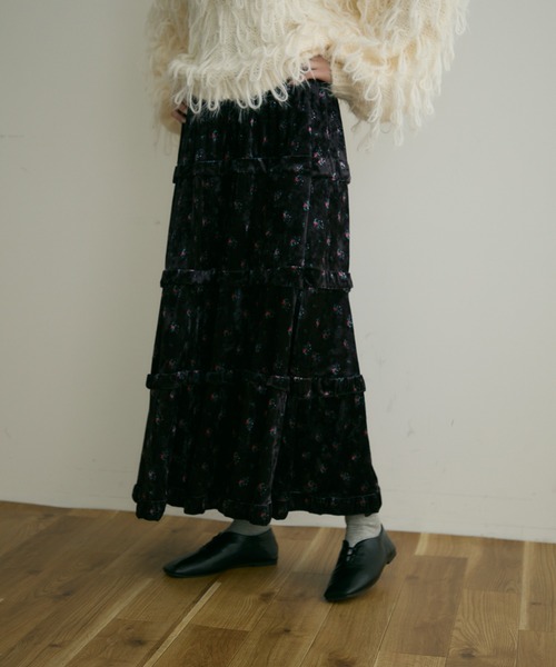 Crisp(クリスプ)の「【ZOZO限定】フラワーベロアティアードスカート(スカート・レディース・ブラック/チャコールグレー・FREE)」の1枚目の写真