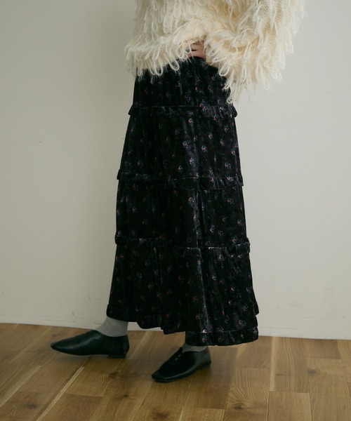 Crisp(クリスプ)の「【ZOZO限定】フラワーベロアティアードスカート(スカート・レディース・ブラック/チャコールグレー・FREE)」の8枚目の写真