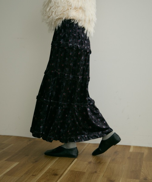 Crisp(クリスプ)の「【ZOZO限定】フラワーベロアティアードスカート(スカート・レディース・ブラック/チャコールグレー・FREE)」の9枚目の写真