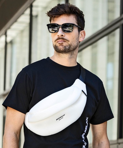 1PIU1UGUALE3  RELAX （ウノピゥウノウグァーレトレ リラックス）の「1PIU1UGUALE3 RELAX(ウノピゥウノウグァーレトレ リラックス)ブランドロゴ ポンチウエストバッグ ボディバッグ（ボディバッグ/ウエストポーチ・メンズ・ブラック/ホワイト・ONE SIZE）」の2枚目の写真